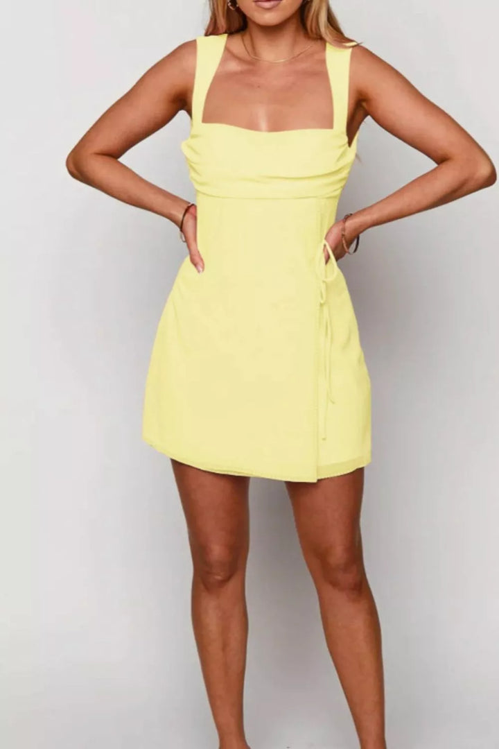 Robe Courte Col Carré Sans Manches