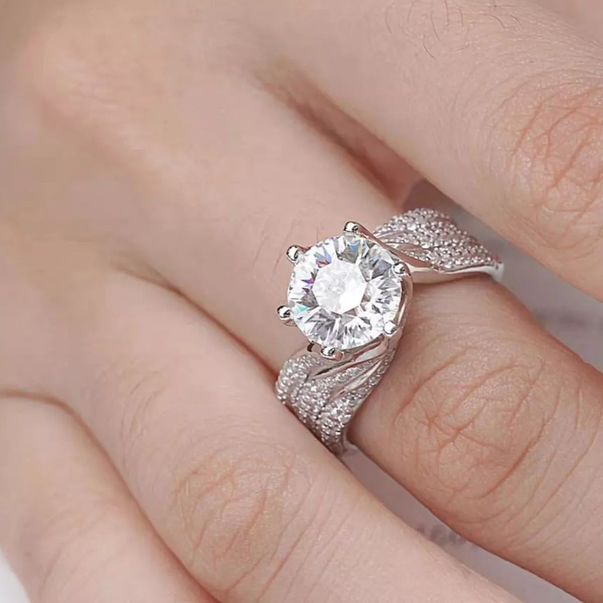 Bague Moissanite 5 Carats Argent Sterling 925 – Solitaire Pavé Torsadé