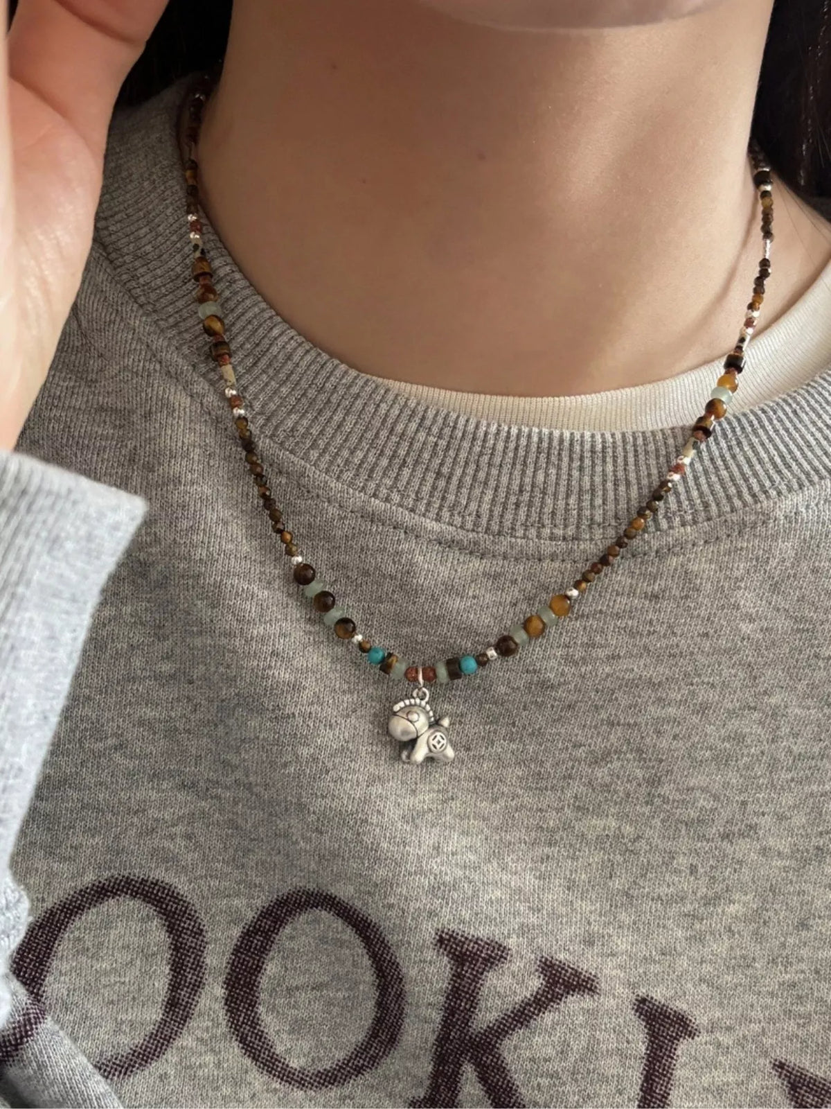Collier Pendentif Cheval Perlé Œil de Tigre