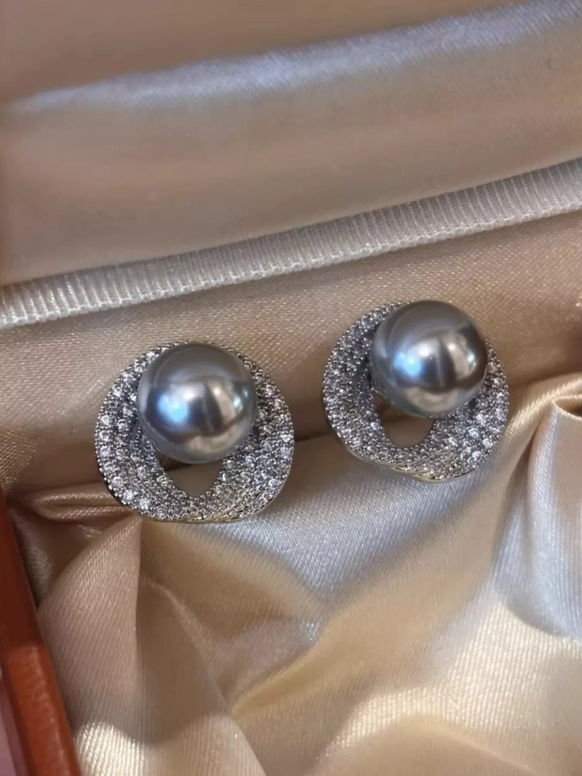 Boucles d'Oreilles Puces Perlées – Perle Grise Halo