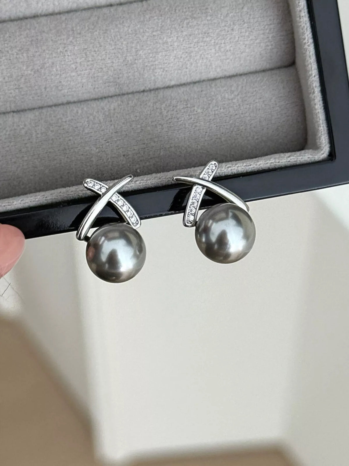 Boucles d'Oreilles Puces Perlées – Croix Perle Grise