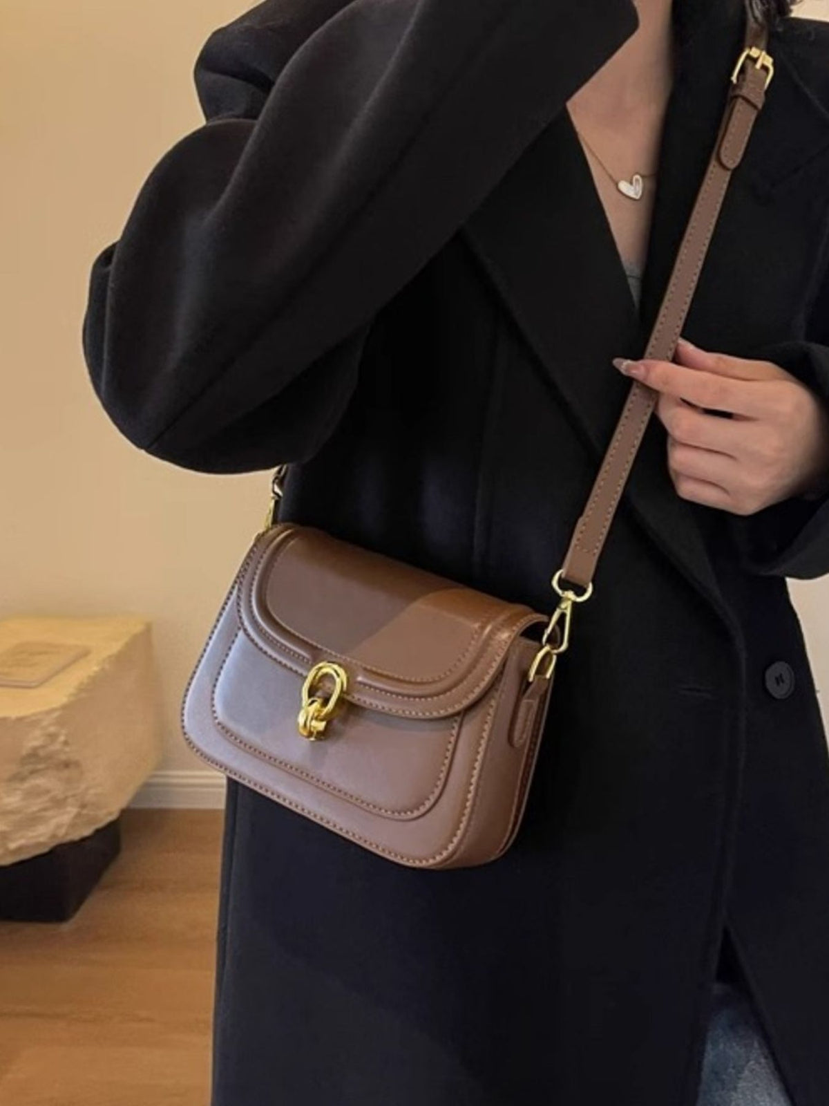 Sac bandoulière à rabat et lanière ajustable