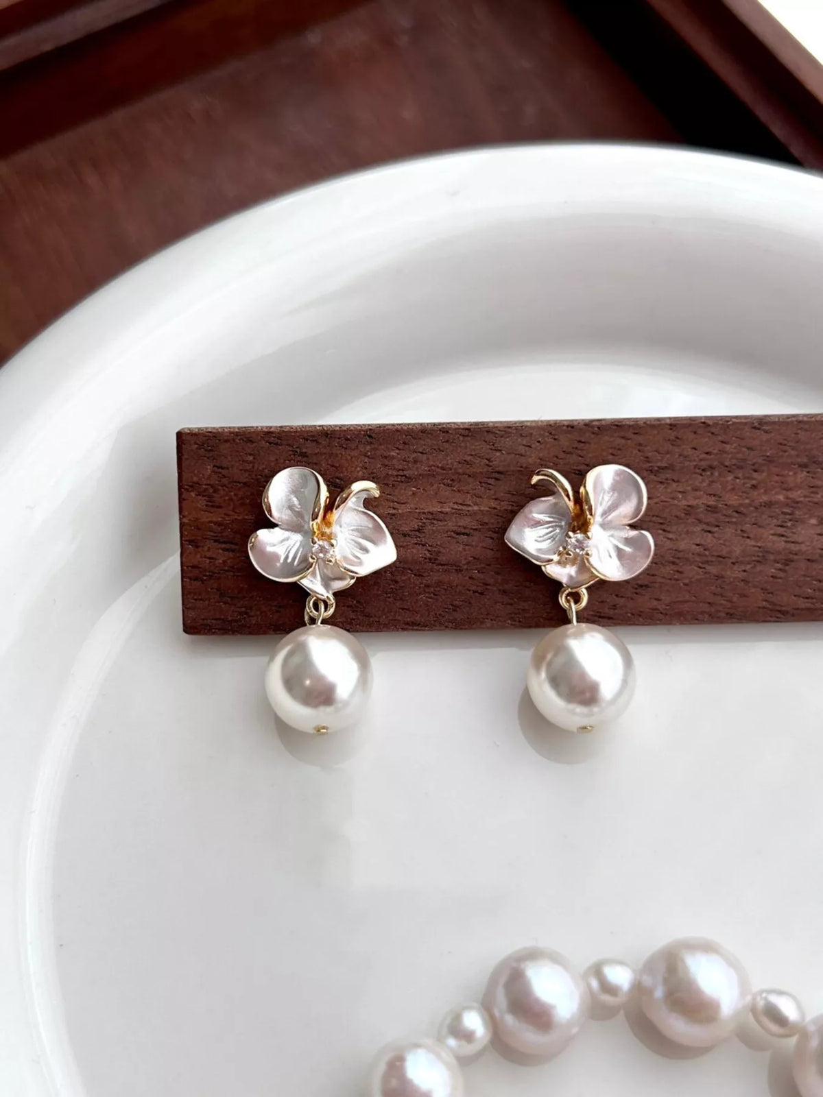 Boucles d'Oreilles Pendantes Fleur Perlée – Perle Crème
