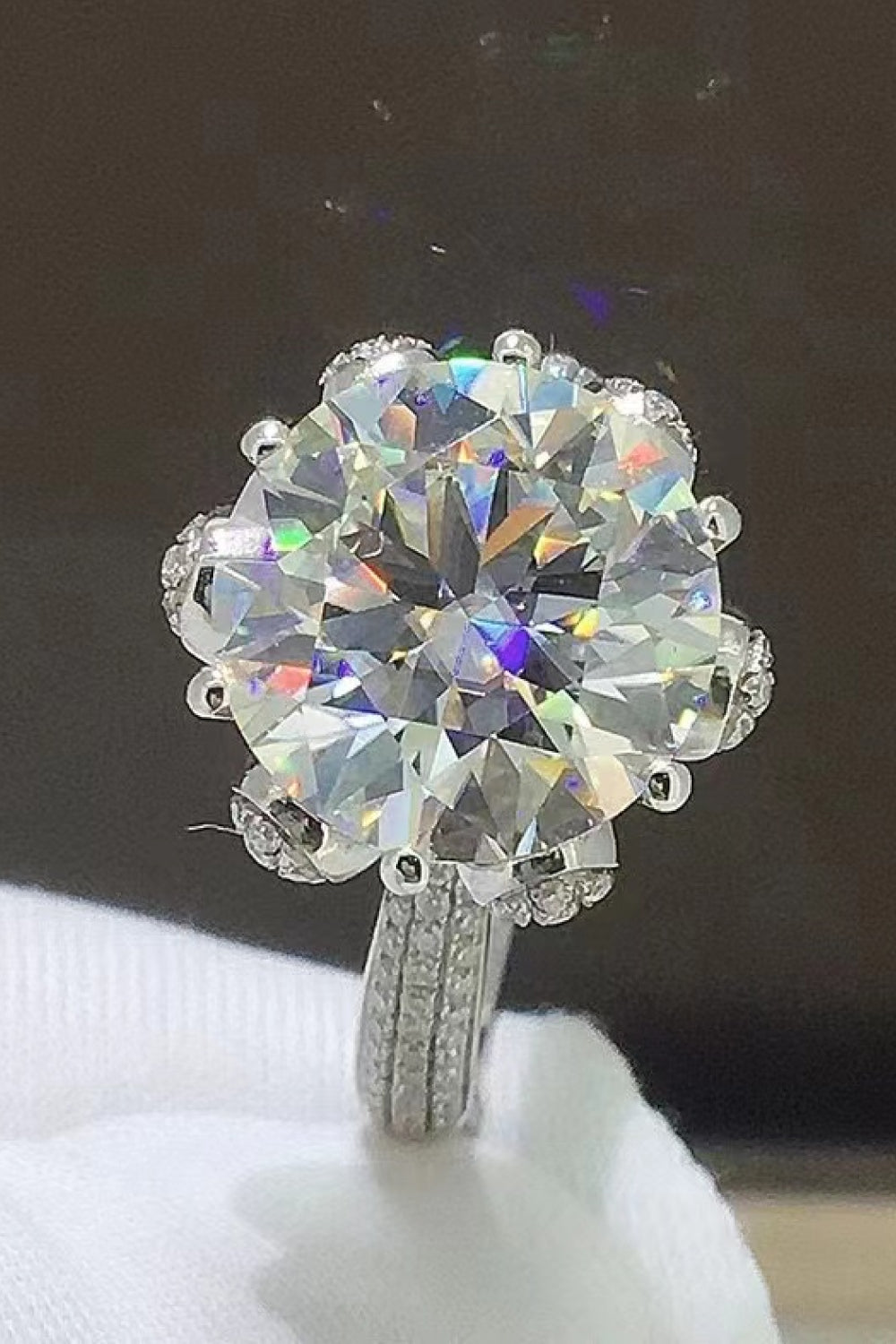 Bague Moissanite 5 Carats avec Pierres Latérales