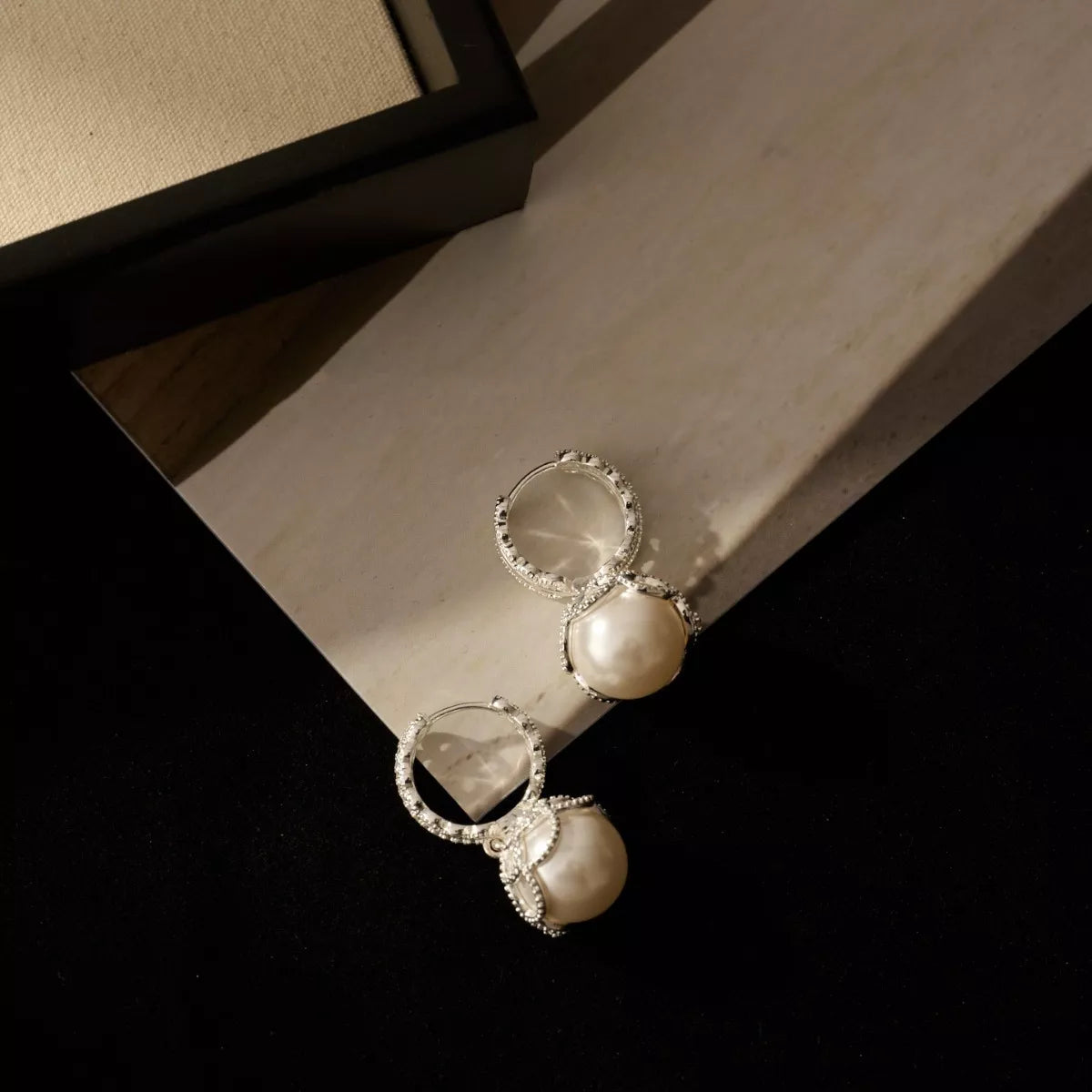 Boucles d'Oreilles Créoles Perlées Détails Zircon