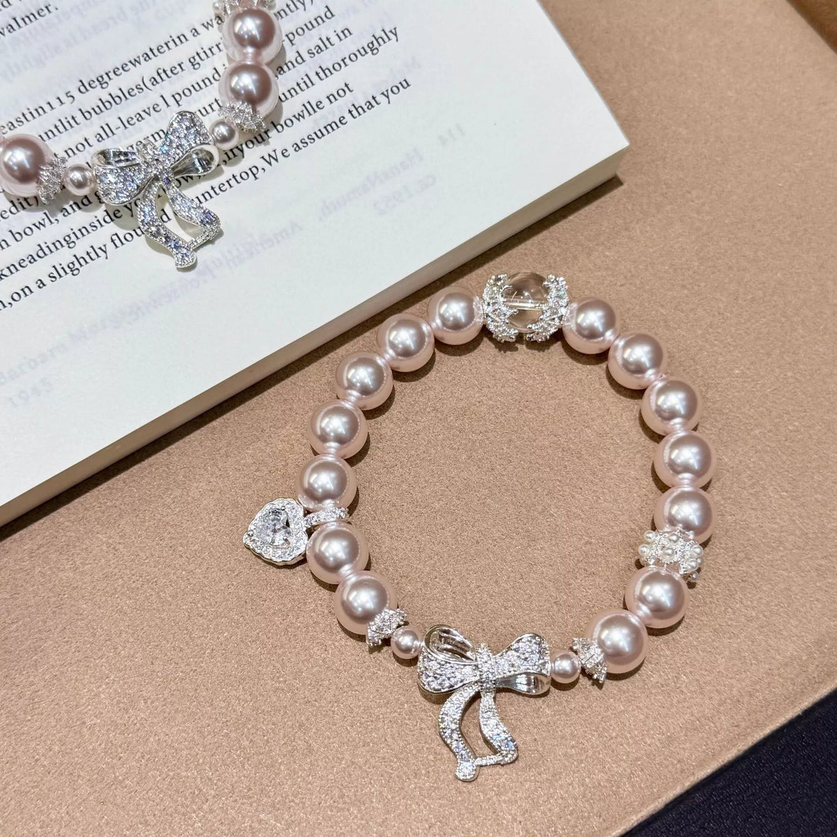 Bracelet Perlé Breloque Nœud – Breloque Cœur