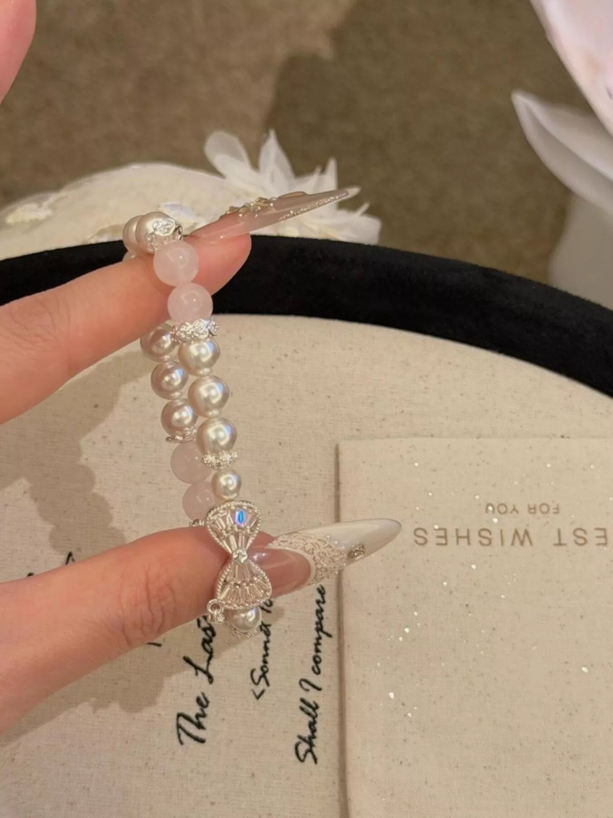 Bracelet Perlé Breloque Nœud – Perles Fines