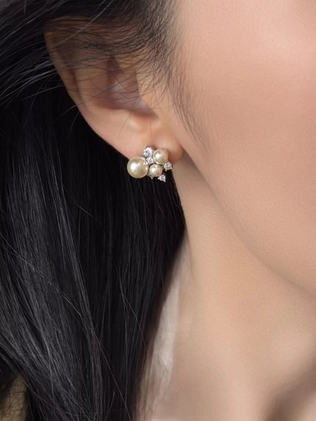 Boucles d'Oreilles Puces Grappe de Perles – Mini Argentées