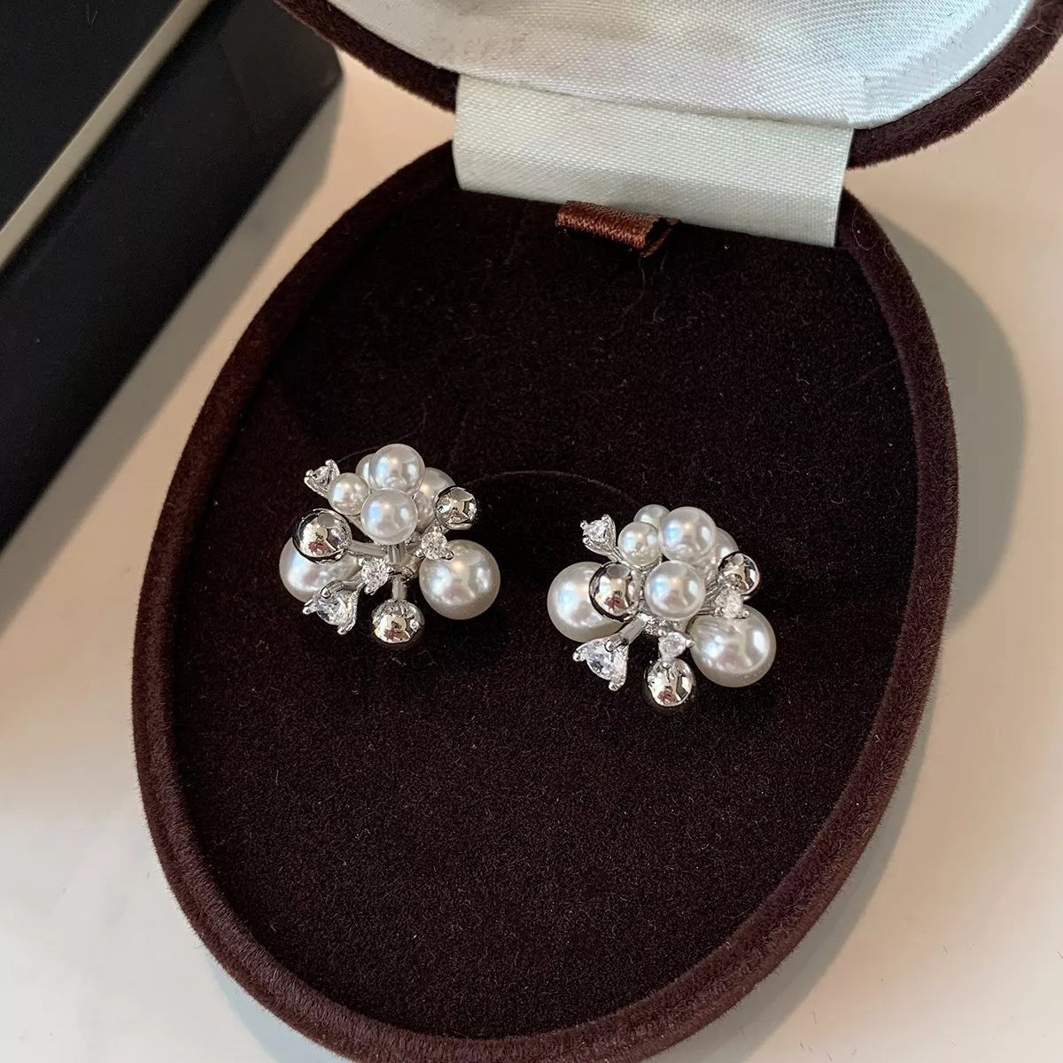 Boucles d'Oreilles Puces Grappe de Perles – Fleur de Perles