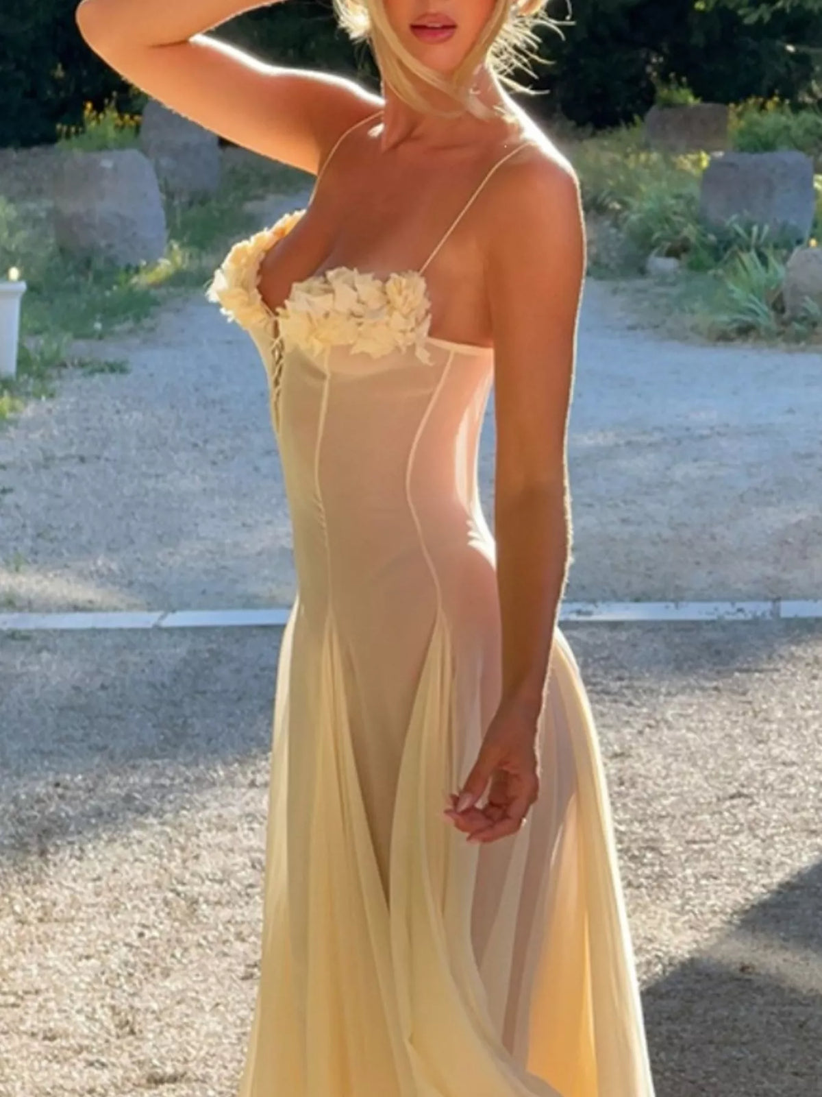 Robe Bretelles Fines Ornements Fleuris