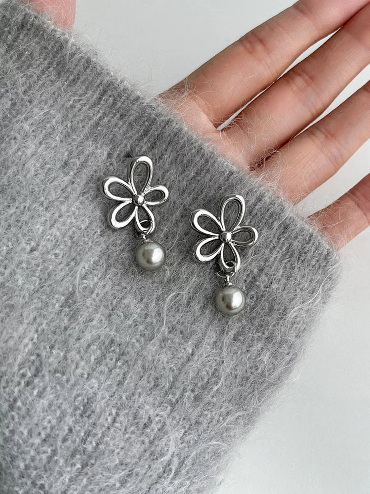 Boucles d'Oreilles Pendantes Fleur Perlée – Nœud Gris