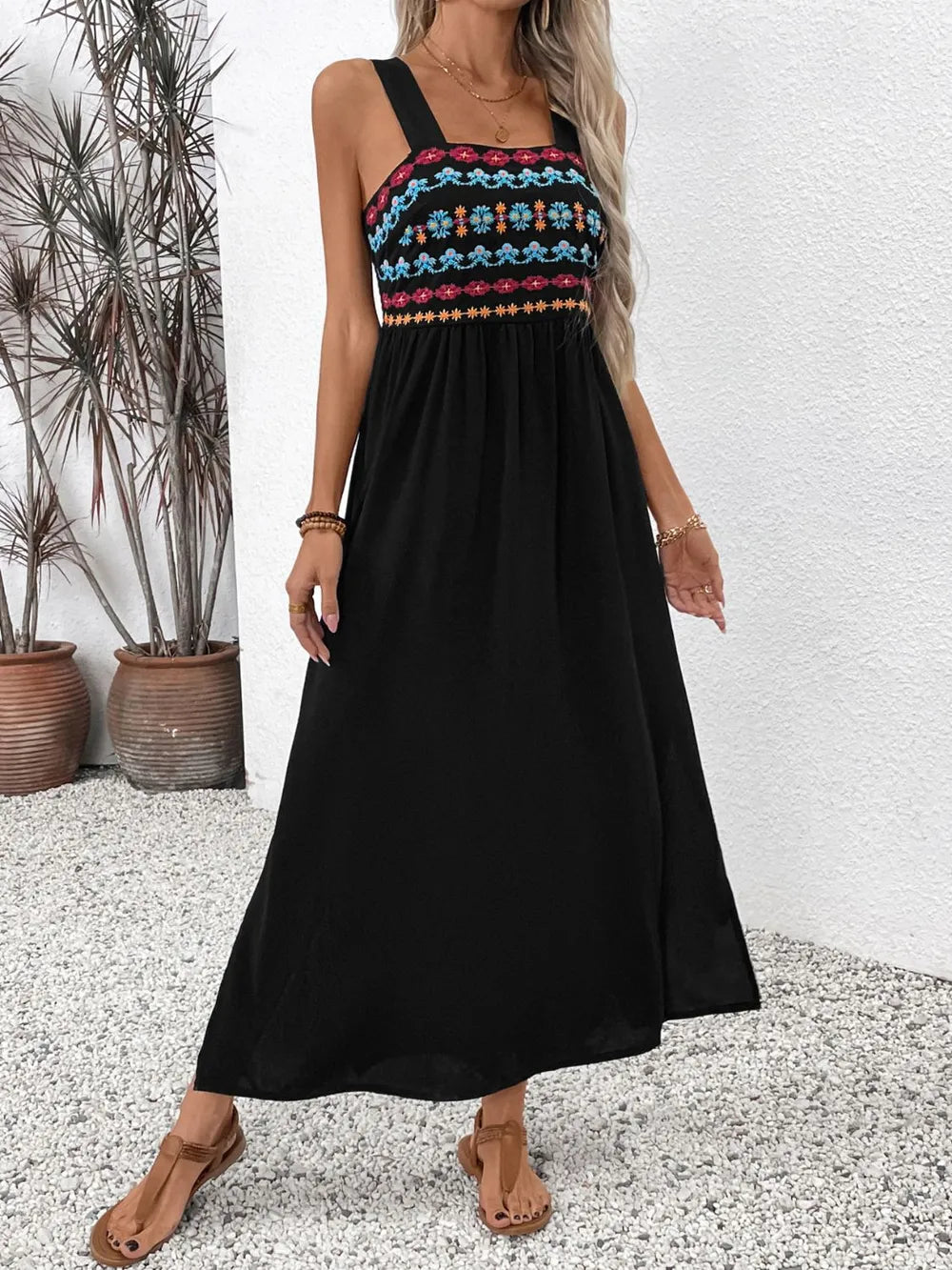 Robe Midi Brodée Fleurs Fendue Sans Manches