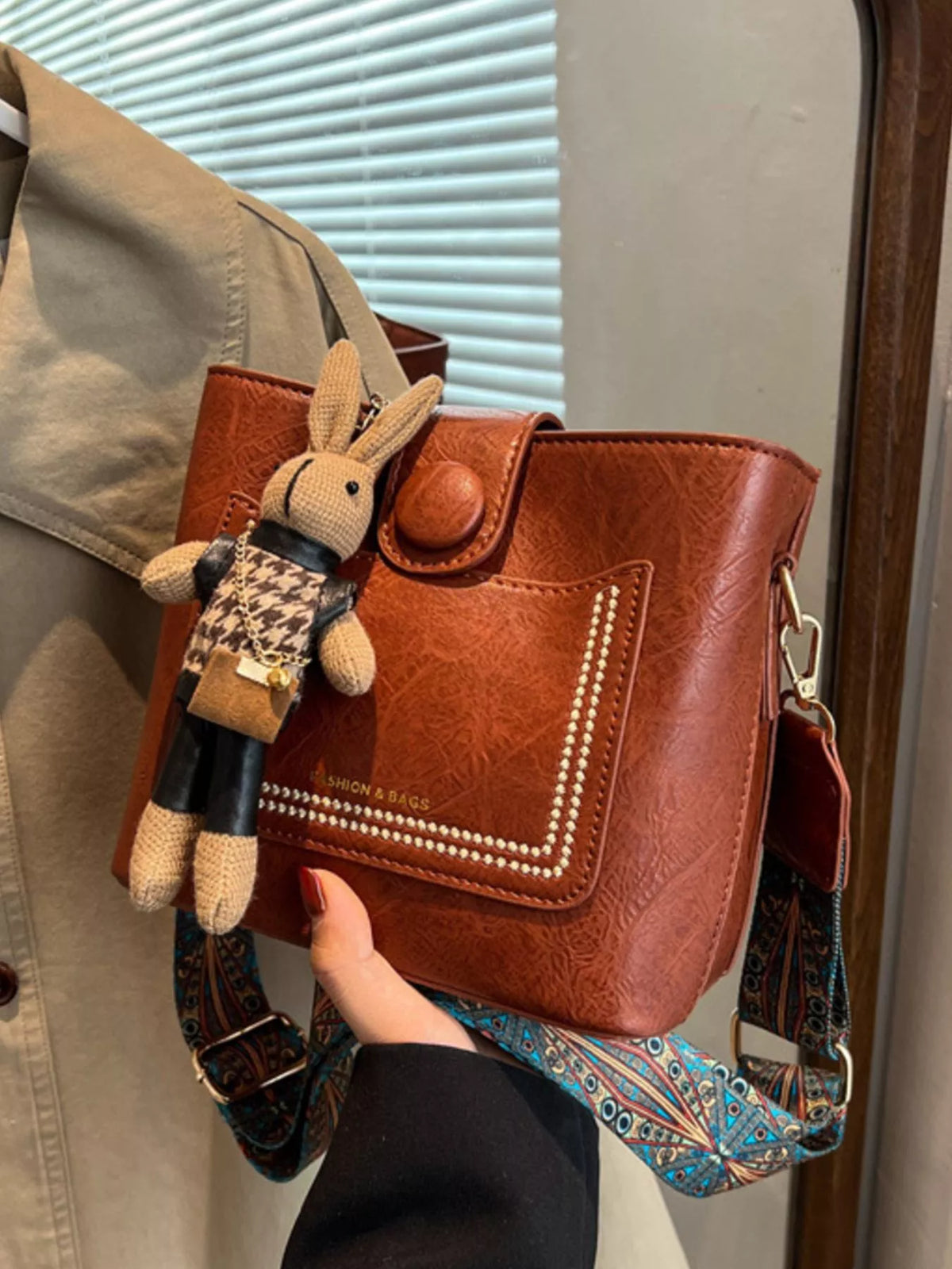 Sac Bandoulière en Cuir PU – Seau Surpiqué Sangle Brodée