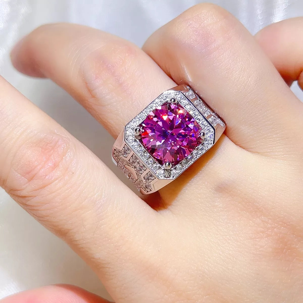 Bague Moissanite 5 Carats Argent Sterling 925 – Chevalière Rose Fuchsia