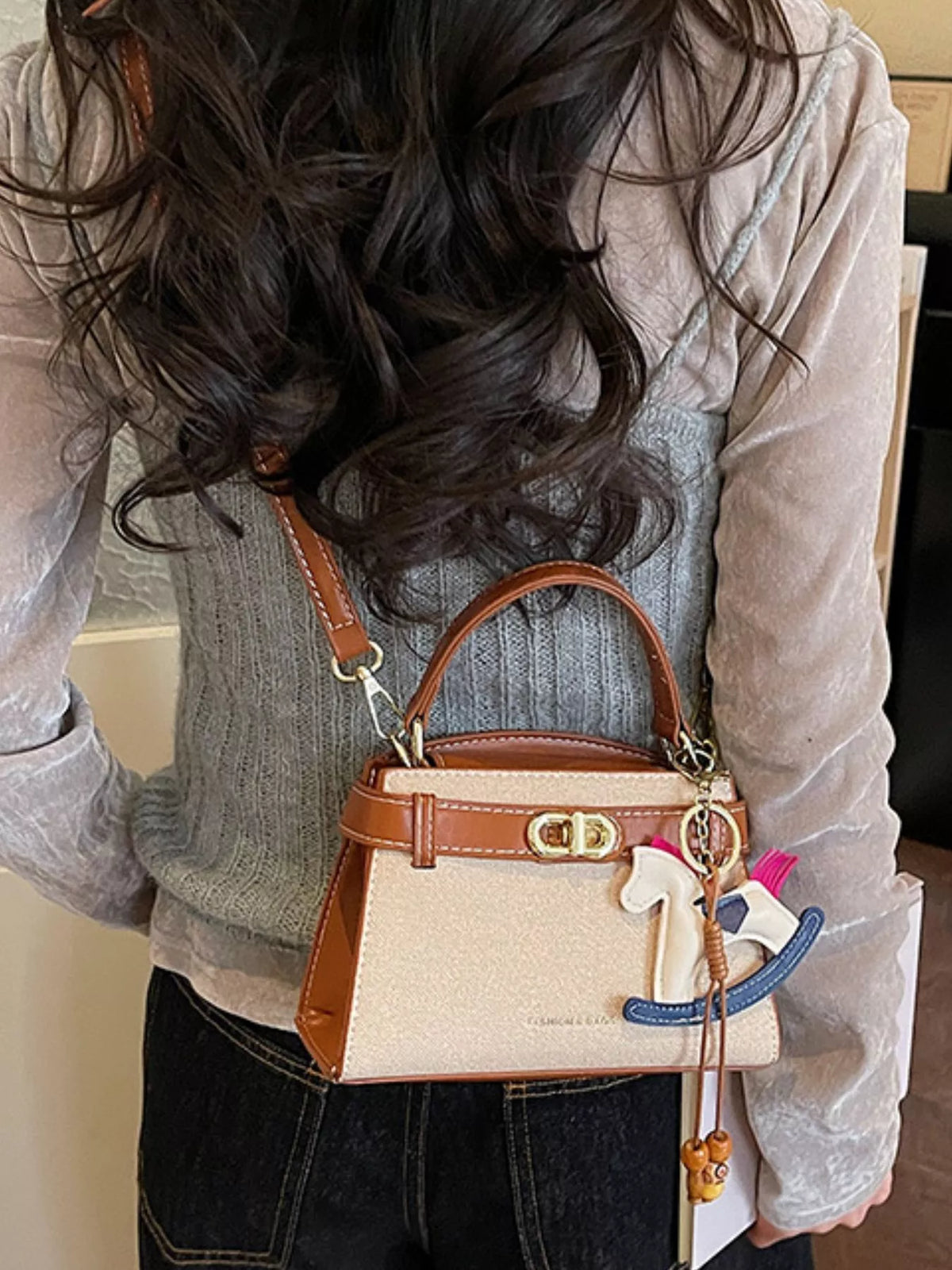 Sac Bandoulière en Cuir PU – Trapèze Bicolore Fermoir Doré