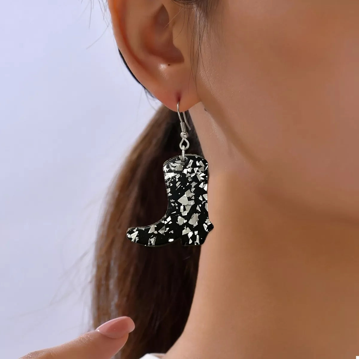 Boucles d'Oreilles Pendantes Bottes de Cowboy – Paillettes Noir et Blanc