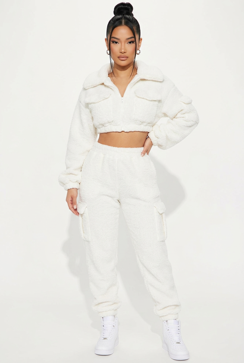 Ensemble blanc douillet crop top et pantalon cargo porté