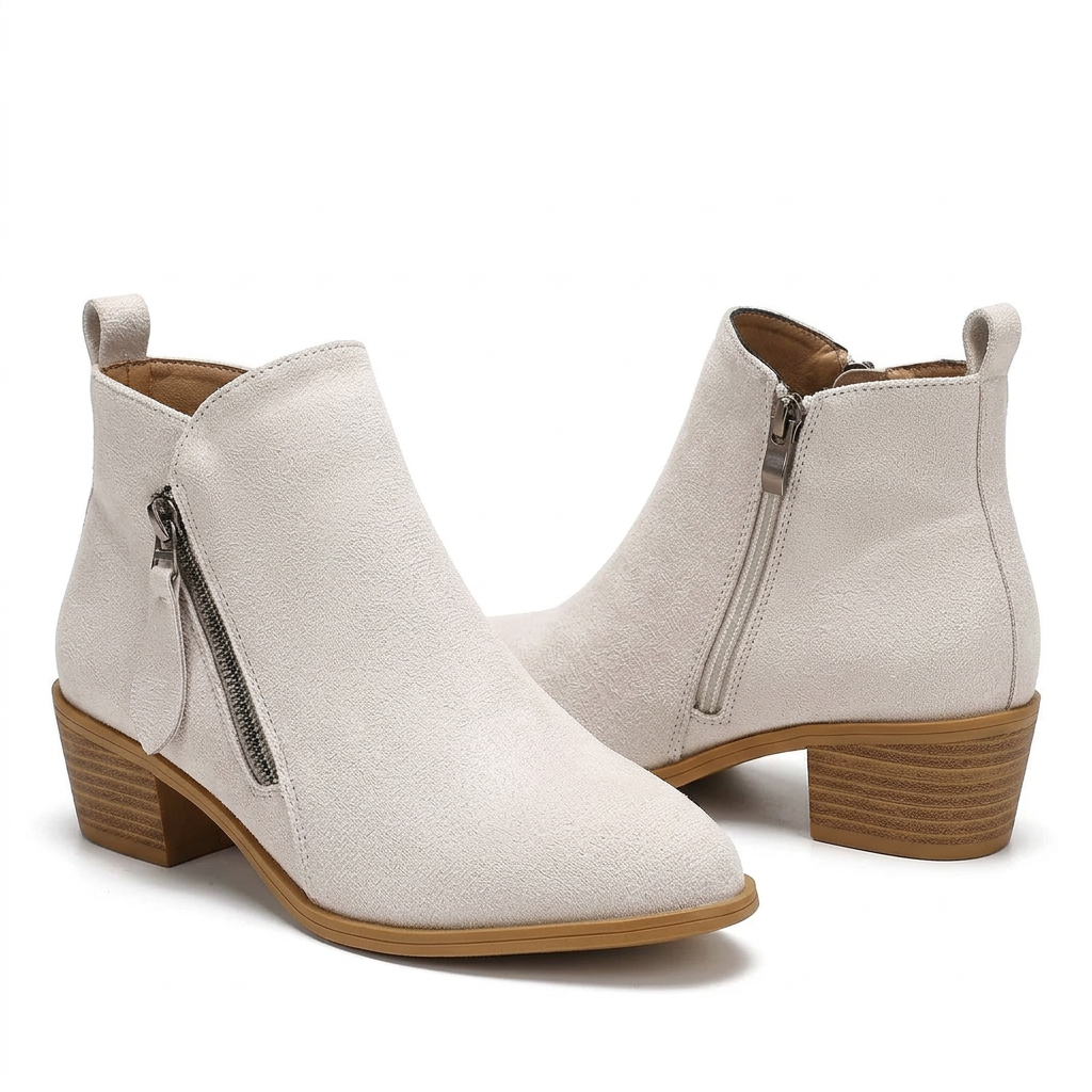 Paire de bottines blanc beige sur fond blanc