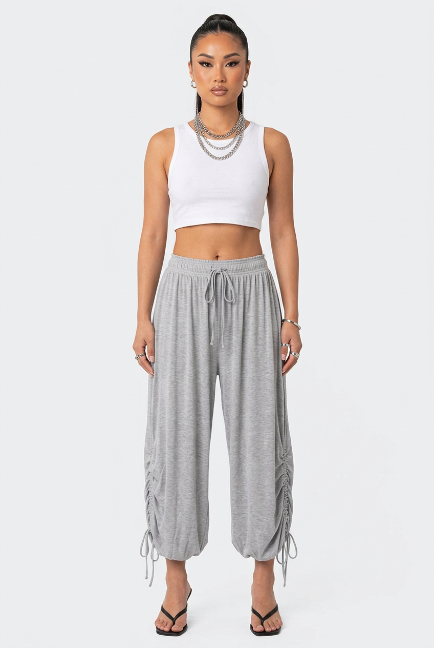 Pantalon gris froncé à cordon porté de face, mannequin corps entier