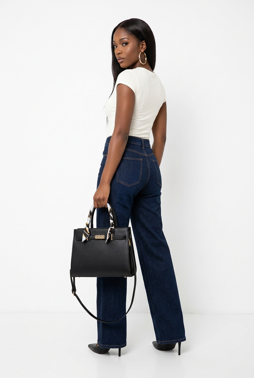 Sac noir à poignée porté avec mannequin en pose de dos