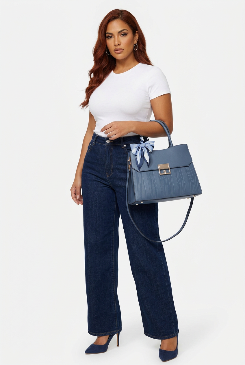 Sac bleu avec foulard décoratif porté sur mannequin corps entier