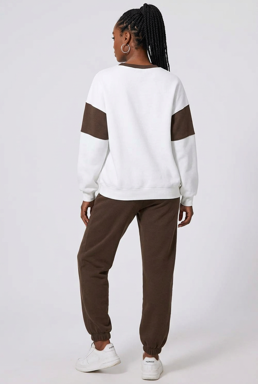 Ensemble sweat et jogging chocolat porté de dos corps entier