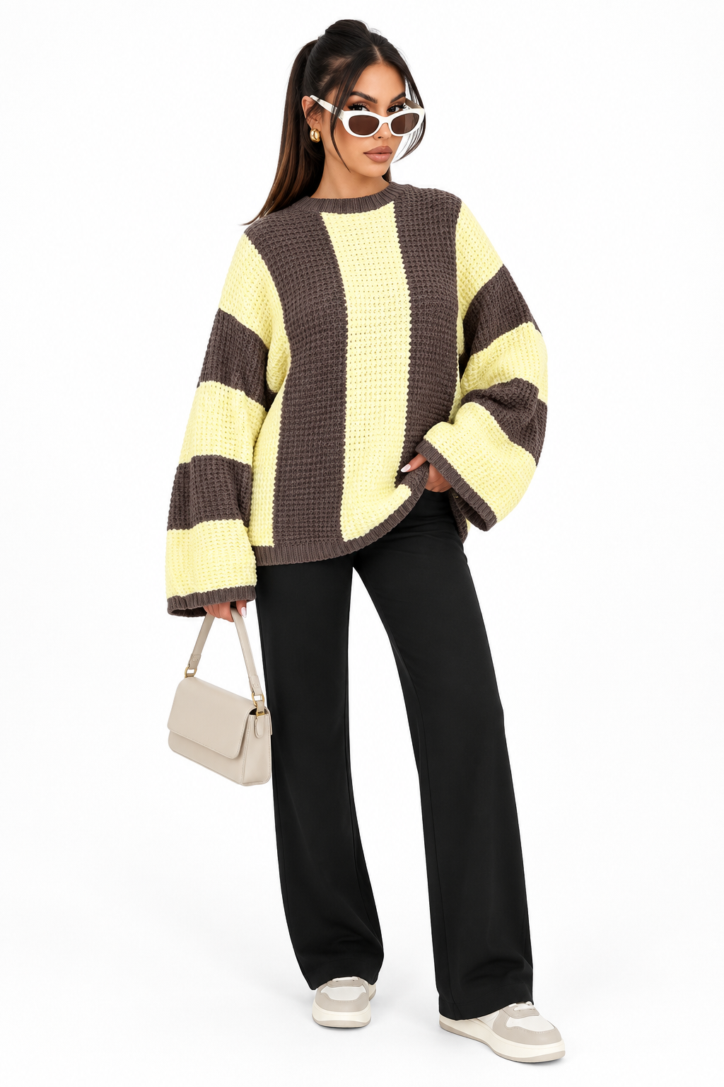 Mannequin portant le pull oversize bicolore jaune dans sa teinte fidèle sur fond studio blanc