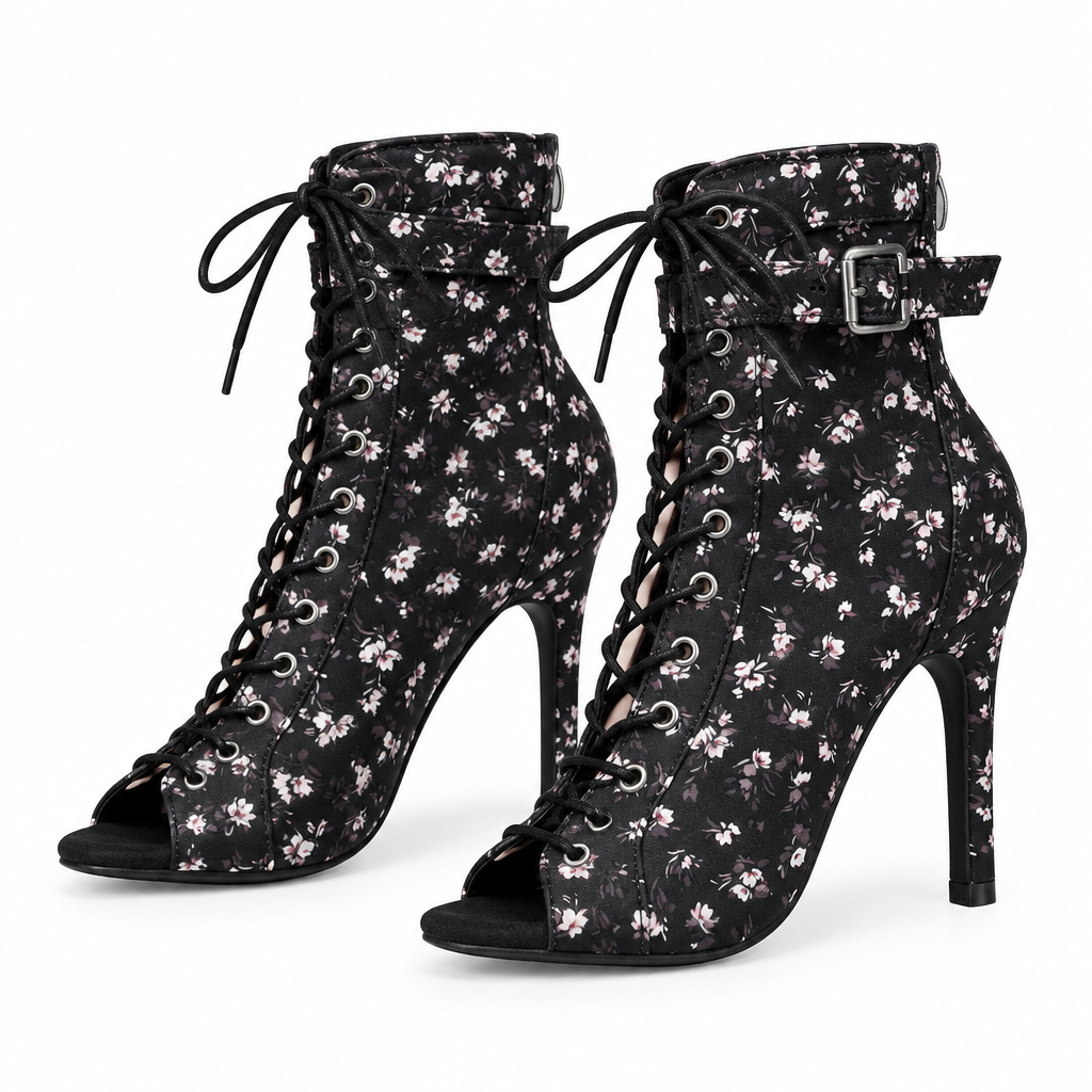 Paire de bottines noires à motif fleuri, lacets et talon aiguille sur fond blanc