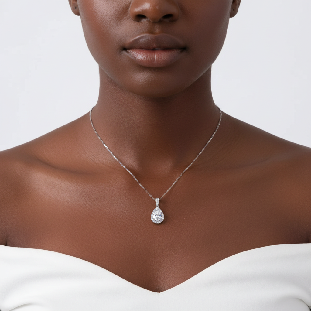 Collier larme moissanite 5ct - plan serré décolleté top blanc