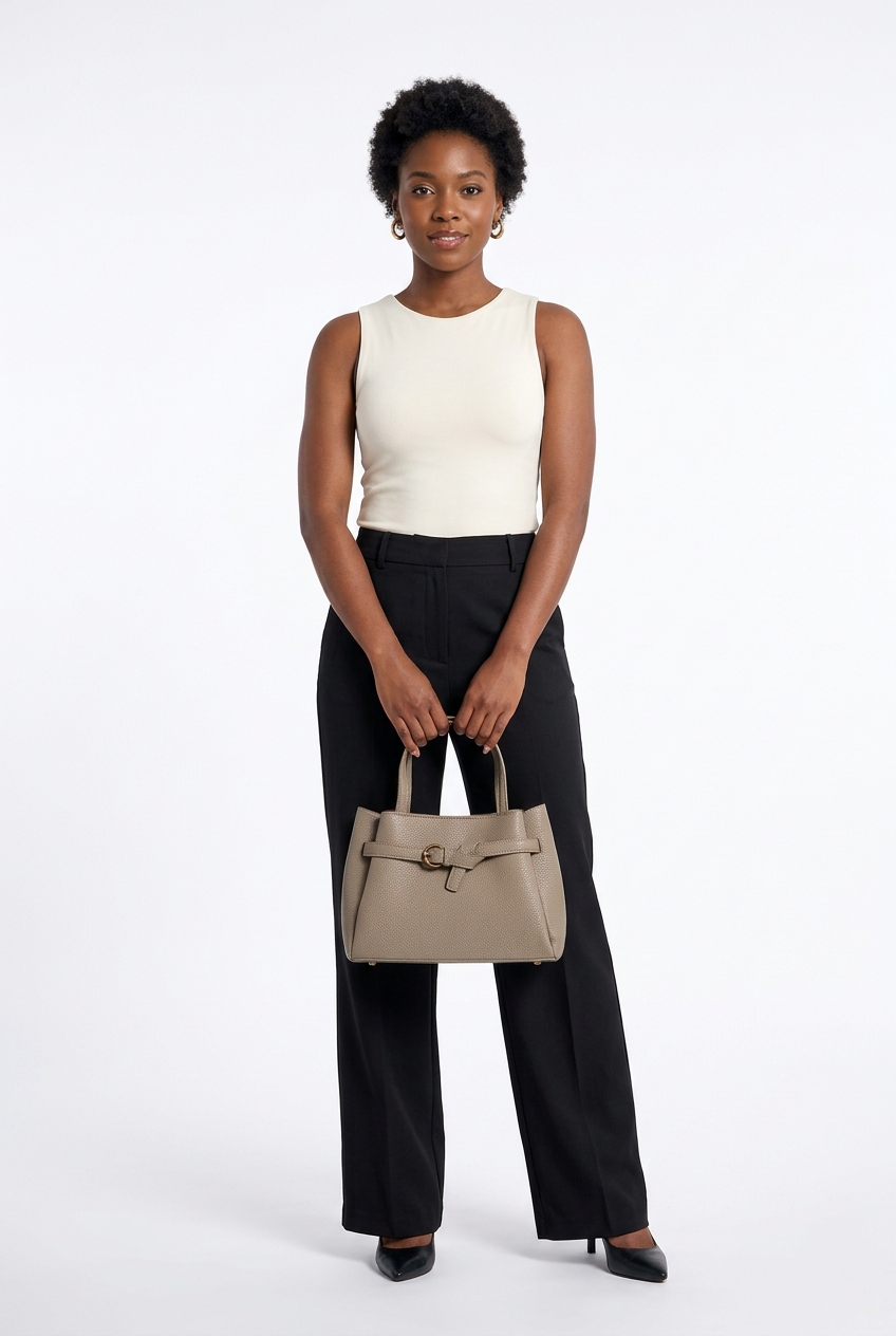 Sac sable porté de face corps entier sur fond studio blanc