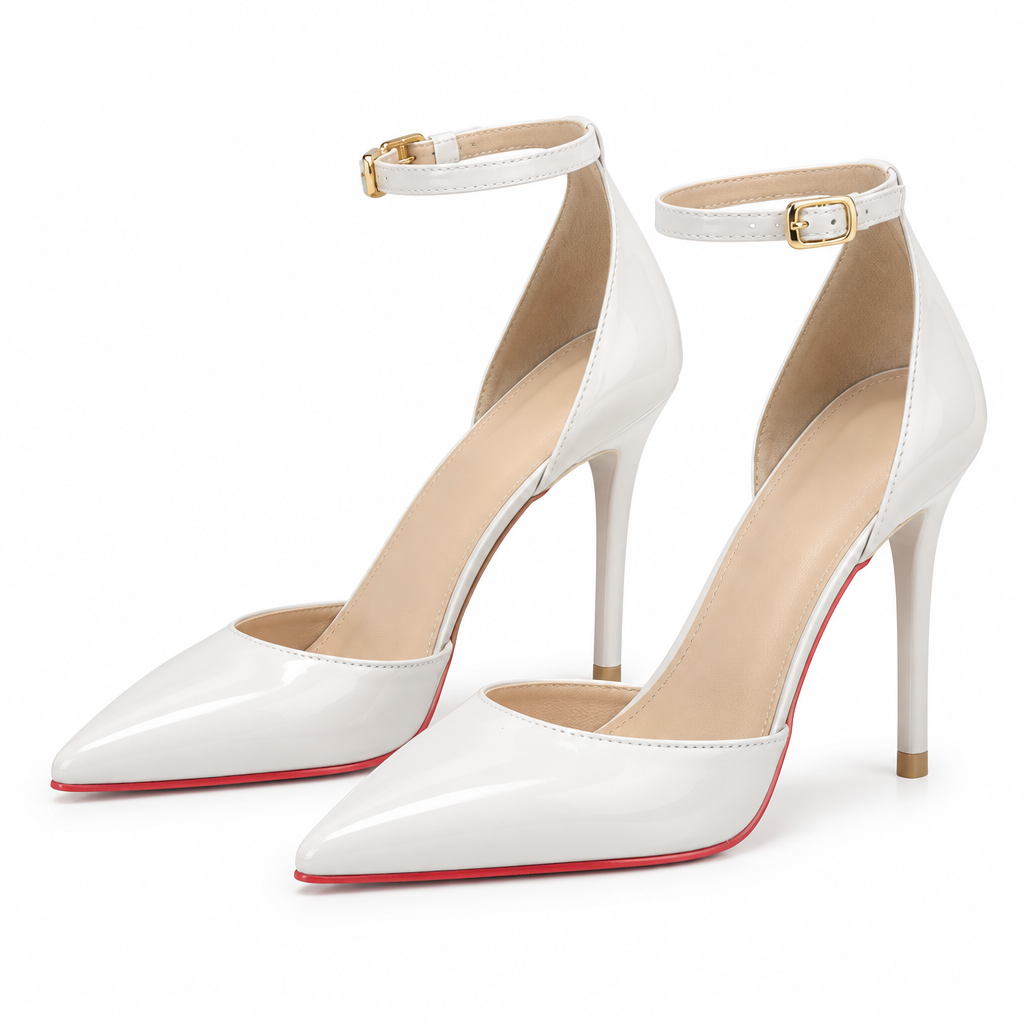 Paire d’escarpins blancs à bride de cheville, vue en trois quarts sur fond blanc