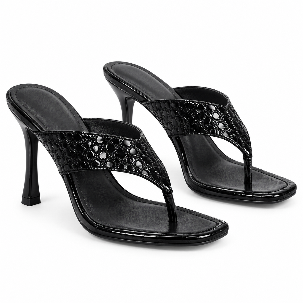 Sandales entre-doigts noires, vue trois quarts sur fond blanc