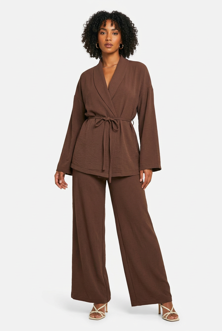 Ensemble chemise nouée et pantalon marron foncé, face