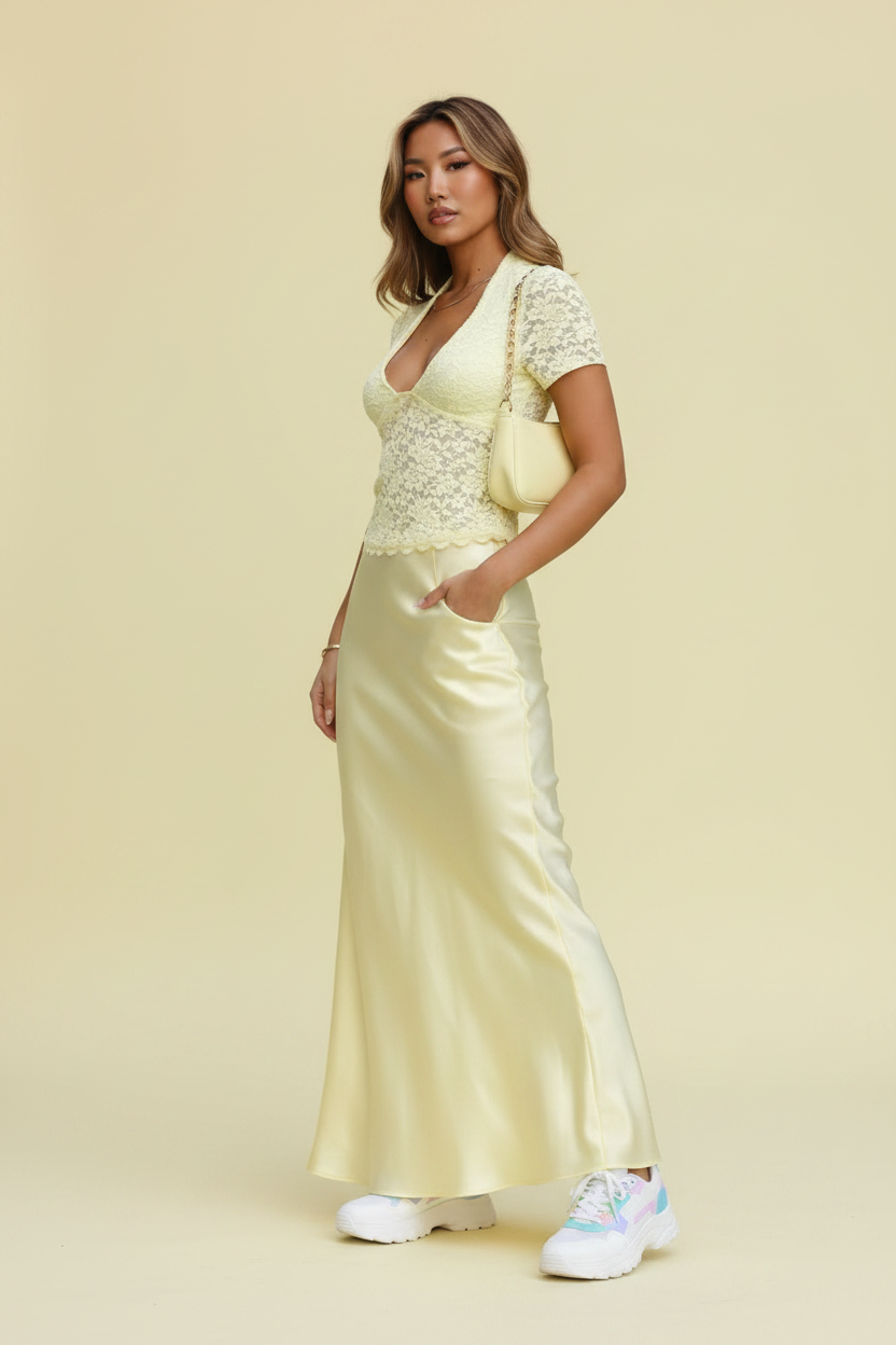 Mannequin Pastel Yellow – Vue 3/4 fond jaune