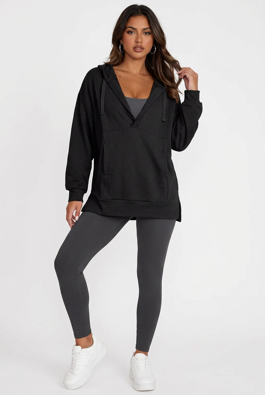 Sweat noir de face en pose baddie corps entier