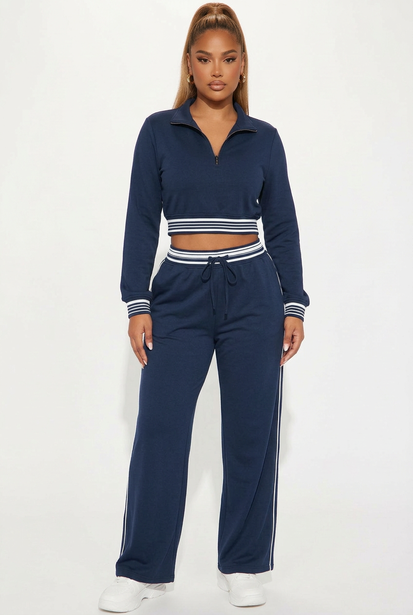 Ensemble bleu marine porté de face corps entier sur fond studio blanc
