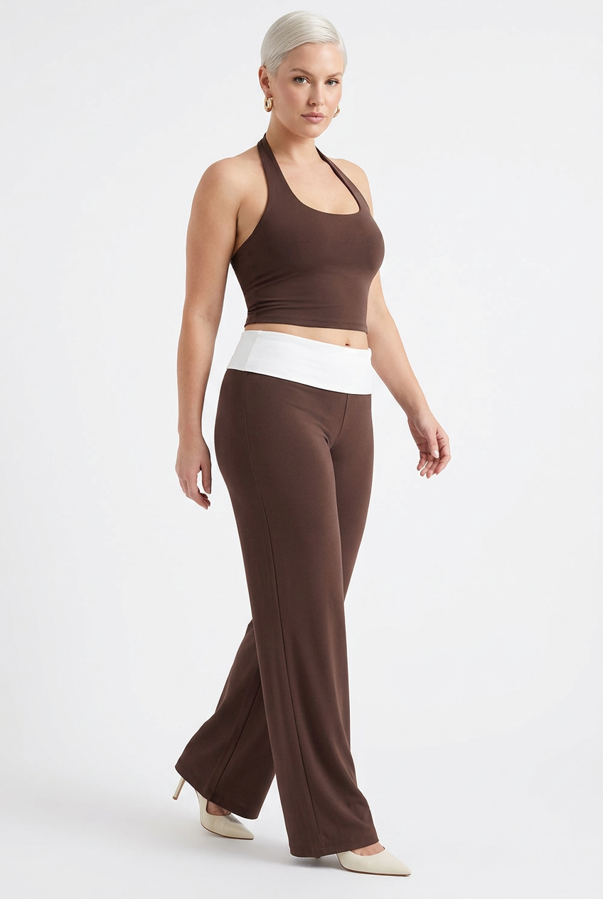 Pantalon large marron à ceinture blanche, vue trois-quarts