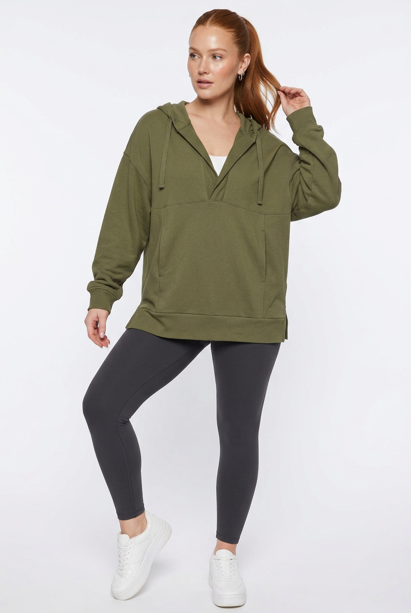 Sweat vert mousse de face en pose baddie corps entier