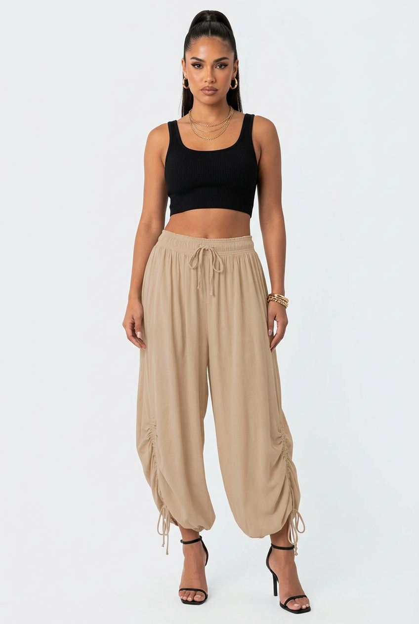 Pantalon beige foncé froncé à cordon porté de face, mannequin corps entier