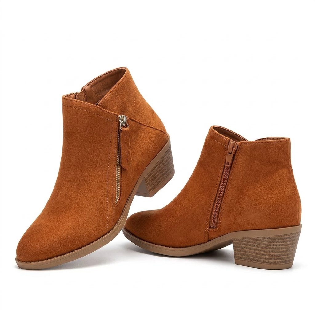 Paire de bottines orange sur fond blanc