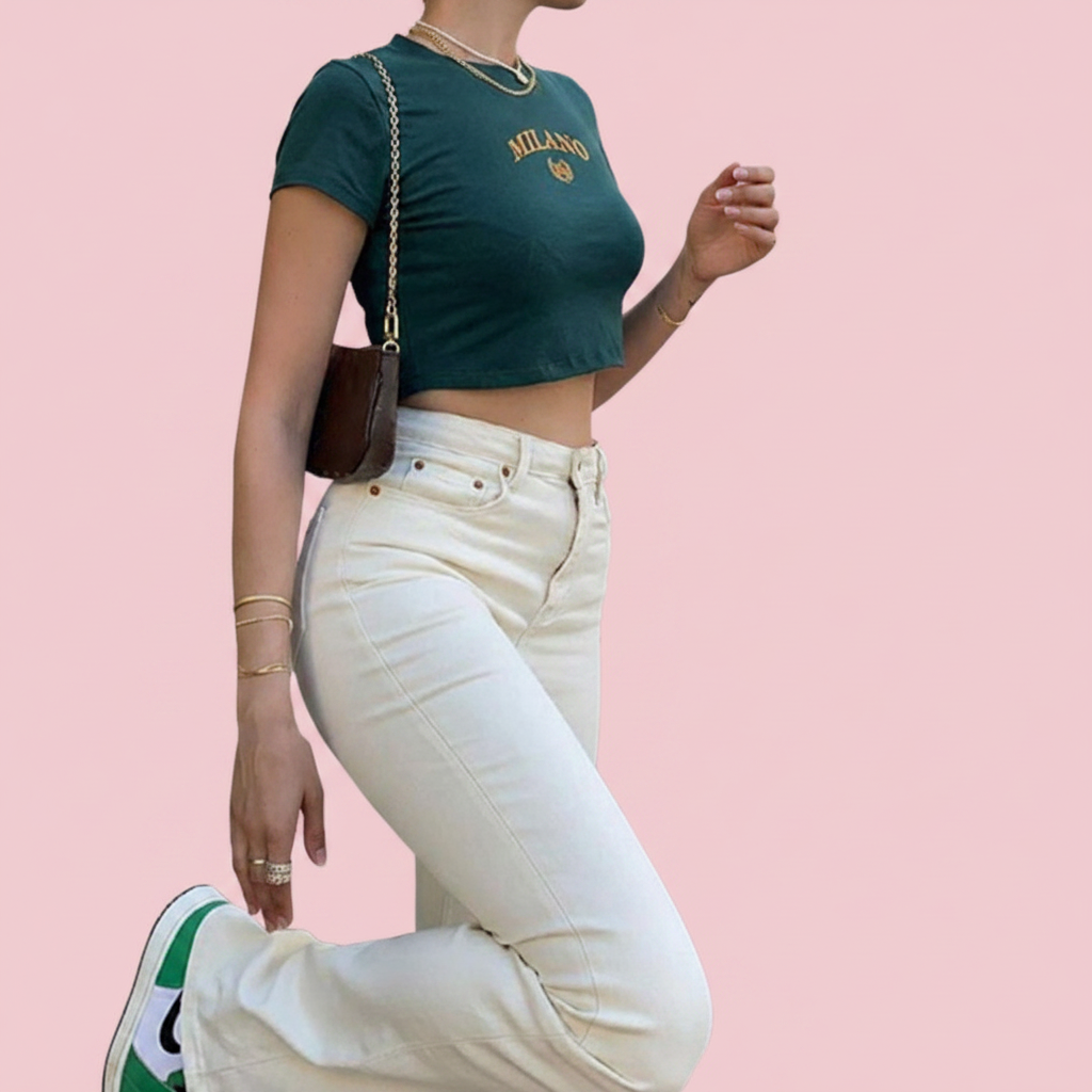 T-Shirt Crop Brodé Lettre - Green - Fond rose 3
