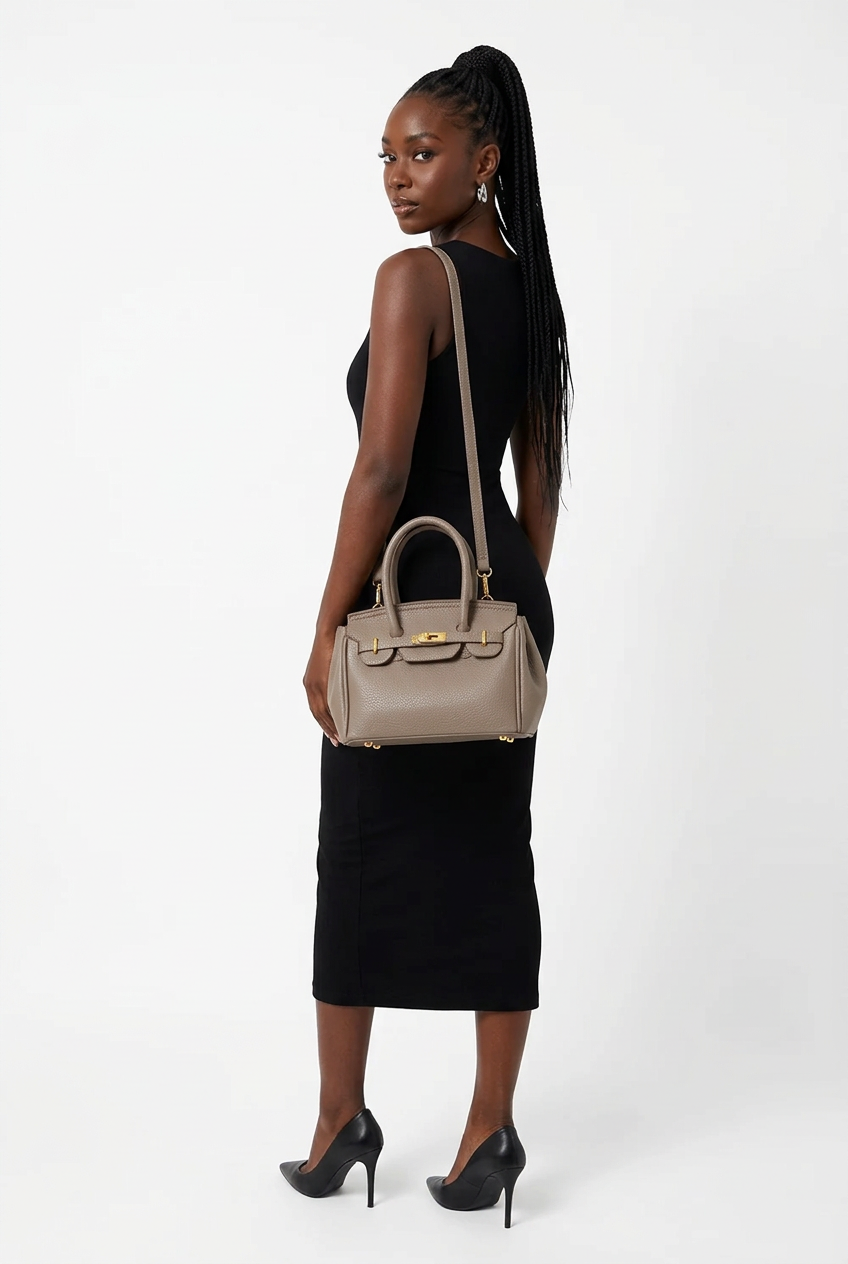 Sac gris taupe porté de dos trois-quarts sur fond studio blanc