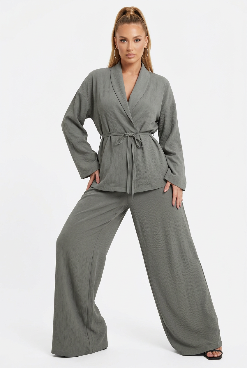 Ensemble chemise nouée et pantalon gris, face
