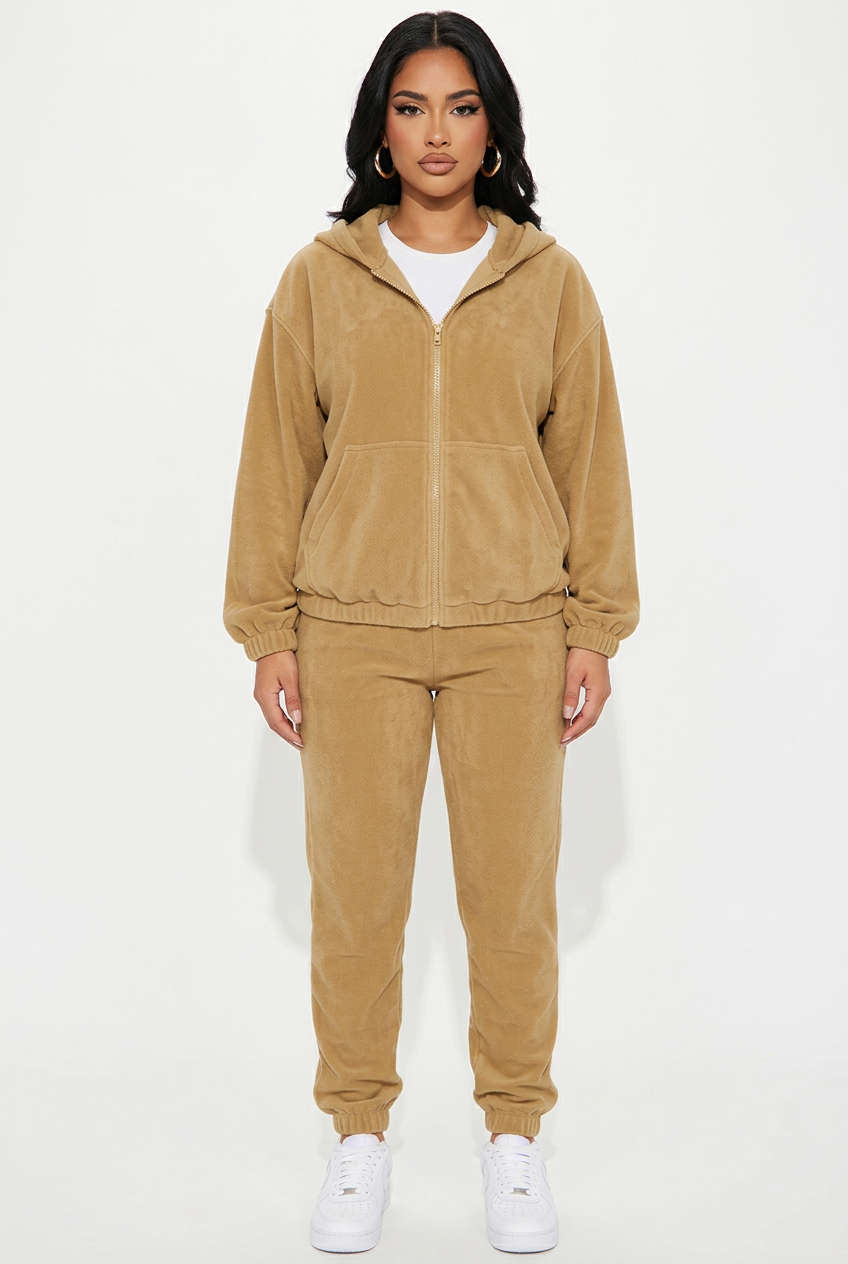 Ensemble beige foncé porté de face