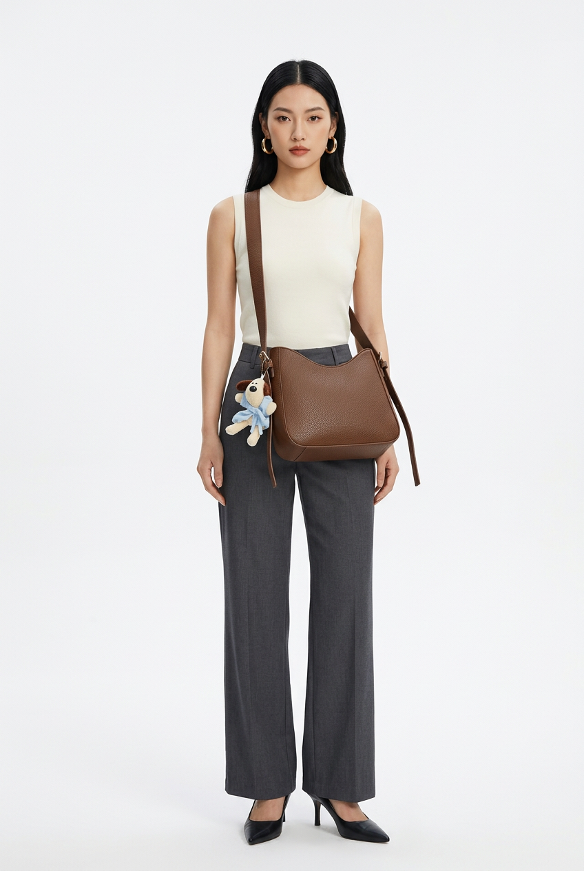 Sac marron porté de face sur fond studio blanc