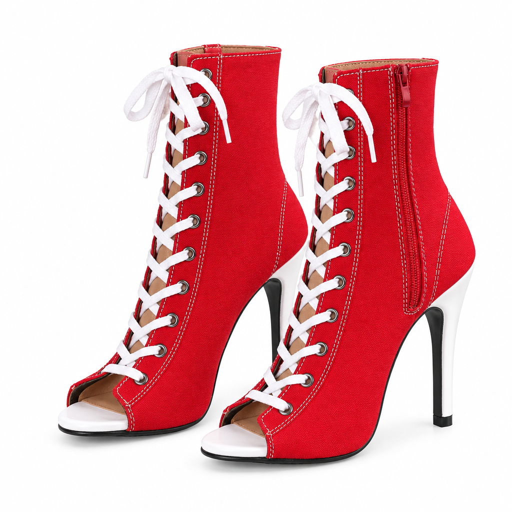 Paire de bottines rouges à lacets blancs et bout ouvert, vue en trois quarts sur fond blanc