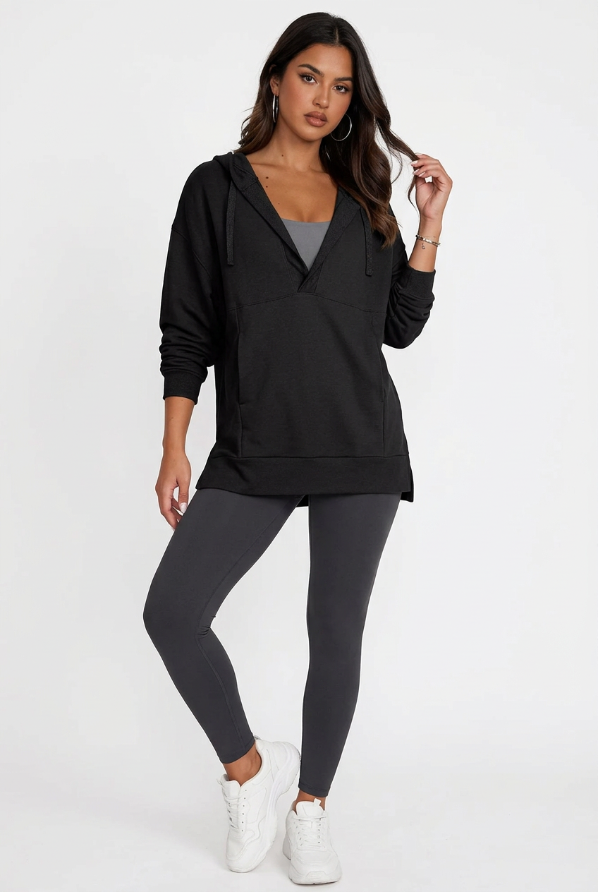 Sweat noir de trois-quarts corps entier