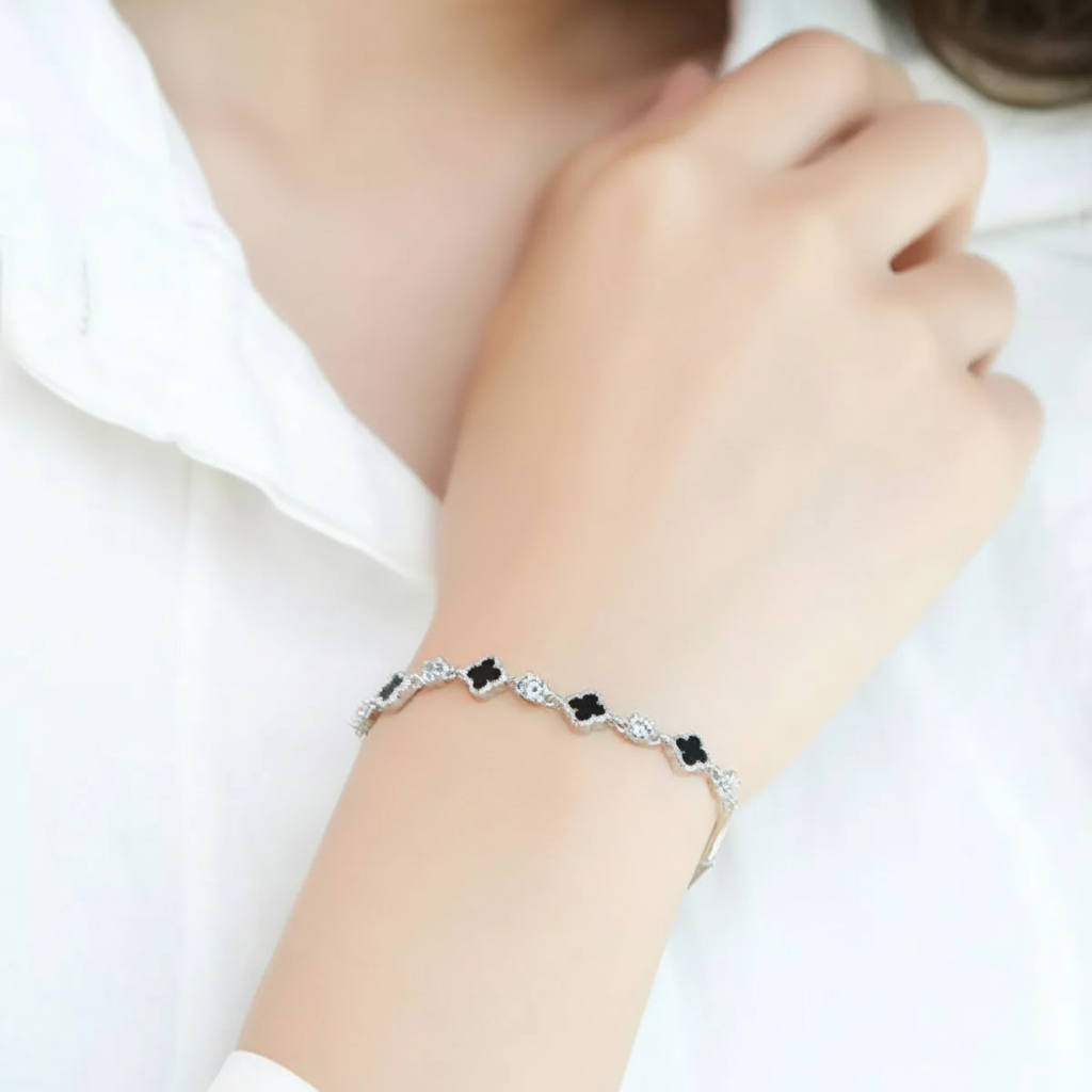 Bracelet trèfle agate - porté au poignet