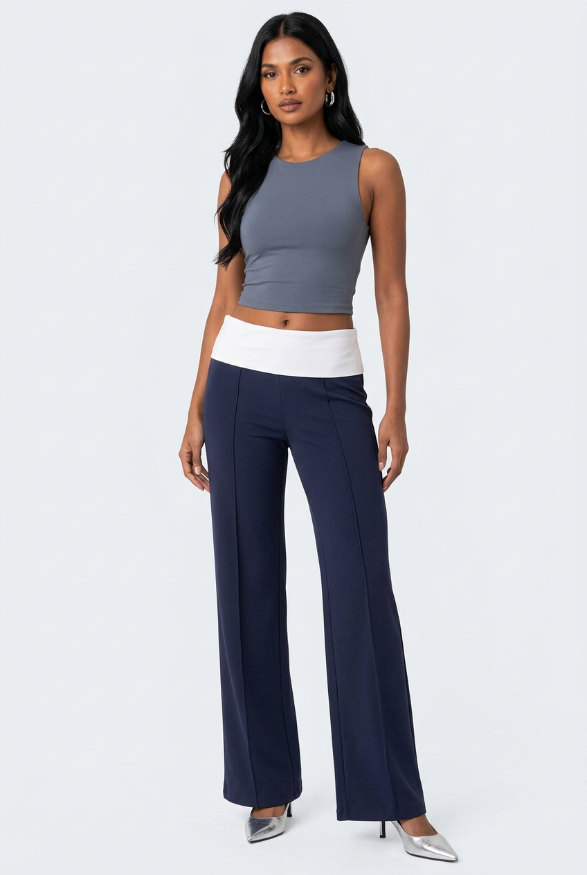 Détail jambes et pieds du pantalon bleu marine