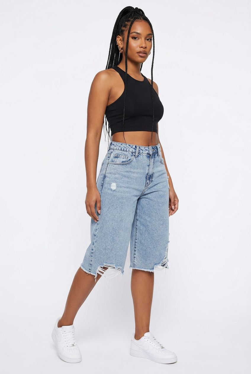 Short en jean large destroy bleu clair, vue trois-quarts